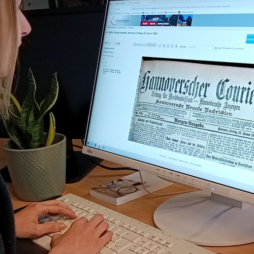 Von Leibnizkeksen und Serienmord: Mit Zeitungsrecherche in die Vergangenheit reisen