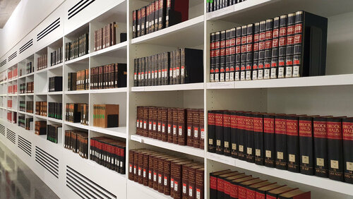 Freihand © GWLB/Kandziora Bücherregal im Erdgeschoss der GWLB.