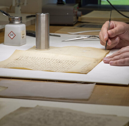 Restauratorische Aufarbeitung einer Leibniz Handschrift. © GWLB/Kandziora Restauratorische Aufarbeitung einer Leibniz Handschrift.