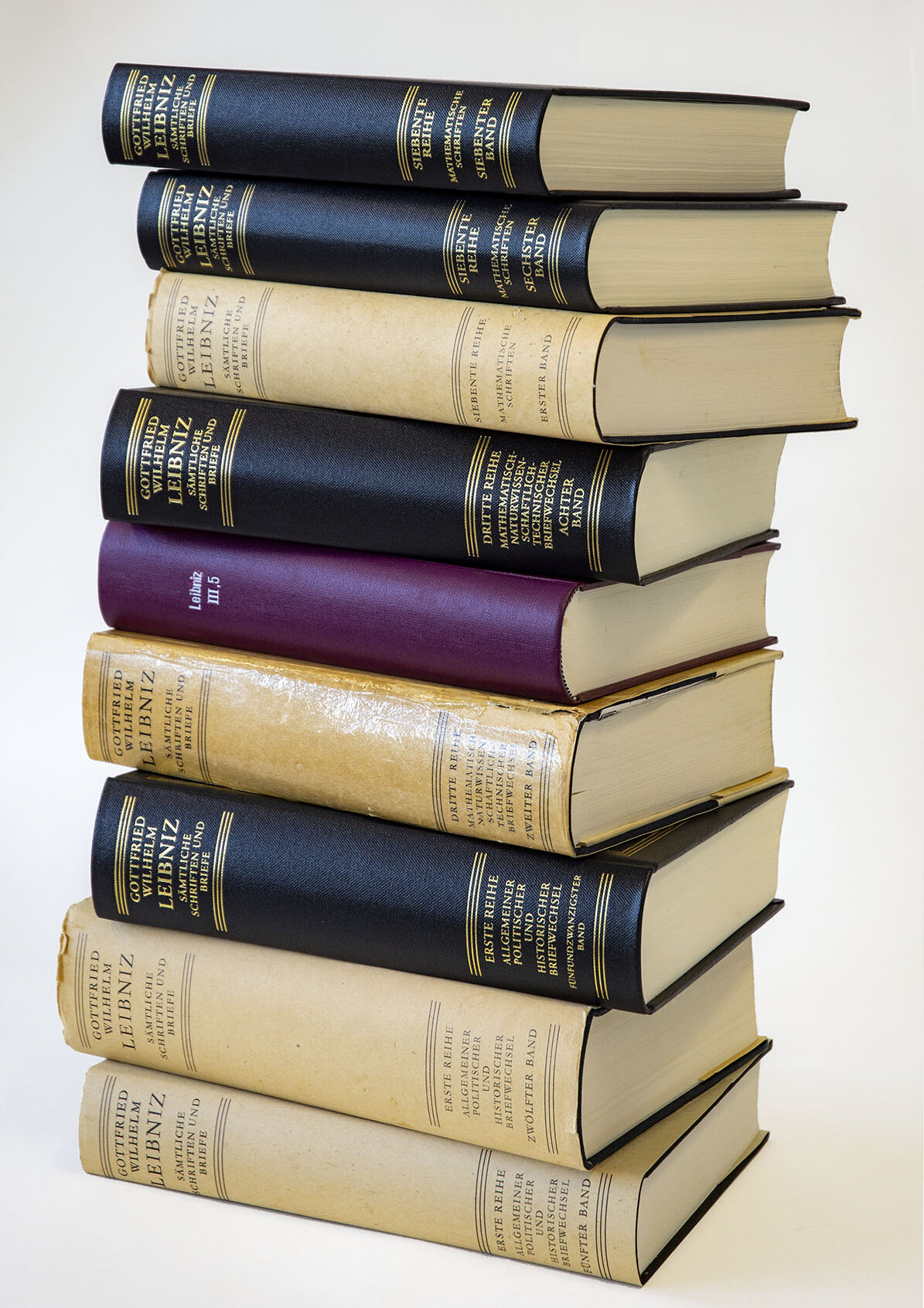 Bände der Leibniz-Akademie-Ausgabe © GWLB/Kandziora Verschiedene Bände der Leibniz-Akademie-Ausgabe liegen übereinander