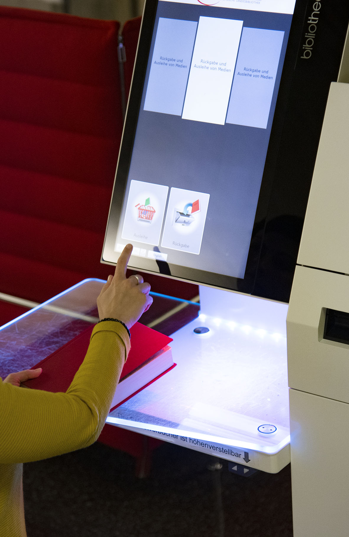 Selbstverbucher © GWLB/Wollenberg Eine Person, die per Touchscreen die Selbstverbucheranlage benutzt.